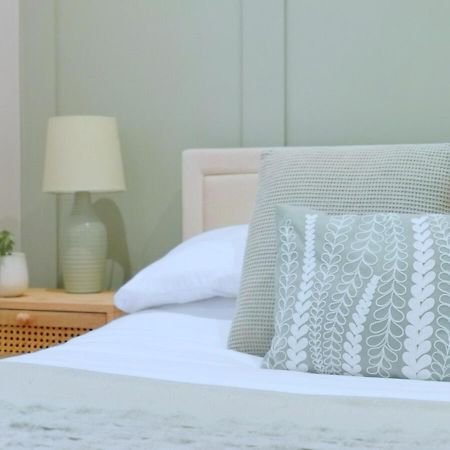 Stunning Modern Apartment Sleeps 4 - 6 Min Walk From Golden Beaches-Free Parking บอร์นมัธ ภายนอก รูปภาพ