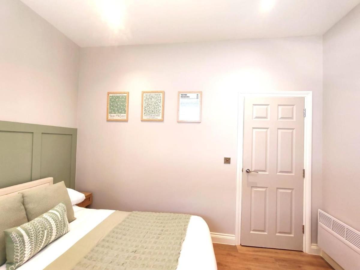 Stunning Modern Apartment Sleeps 4 - 6 Min Walk From Golden Beaches-Free Parking บอร์นมัธ ภายนอก รูปภาพ