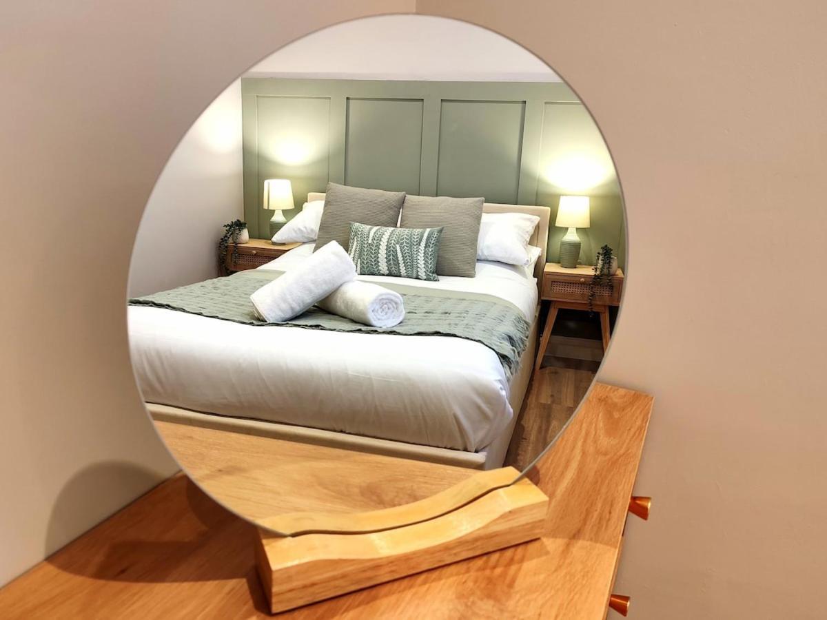 Stunning Modern Apartment Sleeps 4 - 6 Min Walk From Golden Beaches-Free Parking บอร์นมัธ ภายนอก รูปภาพ