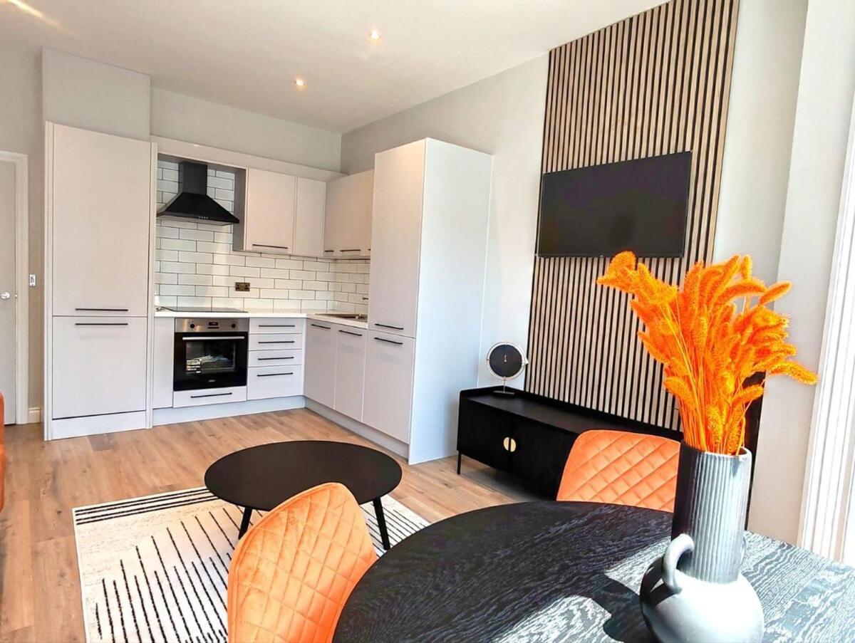 Stunning Modern Apartment Sleeps 4 - 6 Min Walk From Golden Beaches-Free Parking บอร์นมัธ ภายนอก รูปภาพ