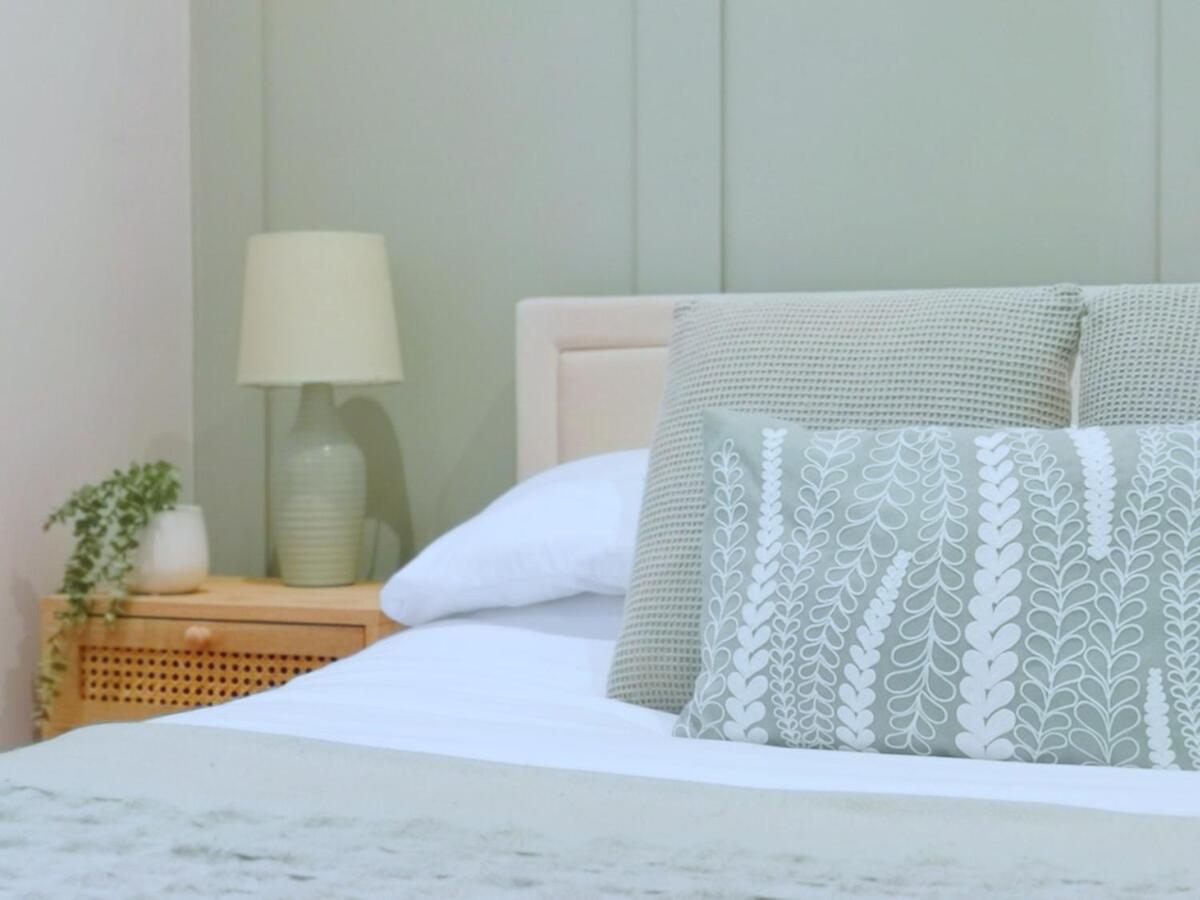 Stunning Modern Apartment Sleeps 4 - 6 Min Walk From Golden Beaches-Free Parking บอร์นมัธ ภายนอก รูปภาพ