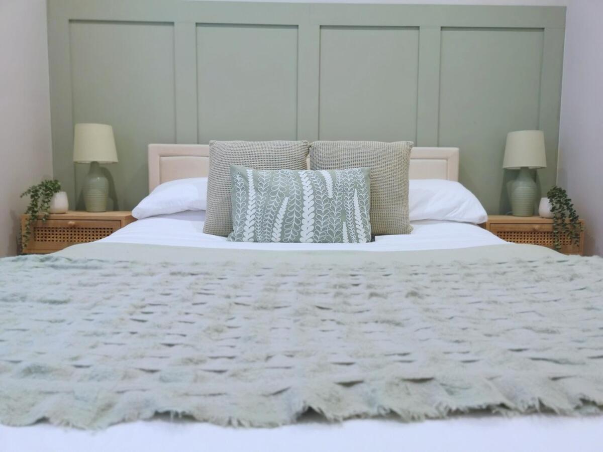 Stunning Modern Apartment Sleeps 4 - 6 Min Walk From Golden Beaches-Free Parking บอร์นมัธ ภายนอก รูปภาพ